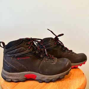 Boy’s Columbia Hiking Boots. Size 1. Lightly worn. Excellent condition!